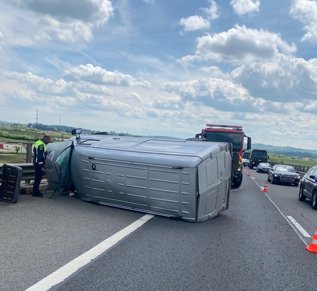 Cluj: Accident pe autostrada A3, pe sensul spre Gilău, unde o autoutilitară s-a răsturnat