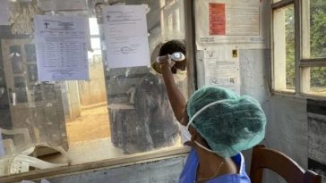 Unele ţări iau măsuri de ”precauţie” după ce OMS alertează cu privire la ”amploarea şi rapiditatea” răspândirii epidemiei de ebola în RDC