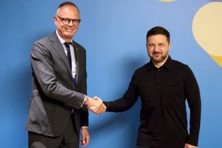 Fostul premier francez Édouard Philippe i-a spus lui Zelenski, la Kiev, că va acţiona în favoarea unei aderări a Ucrainei la NATO. El susţine desfăşurarea de trupe europene în Ucraina. Zelenski i-a spus că vrea ca Europa să aibă ”capacităţi europene antib