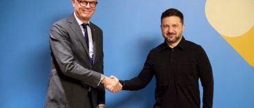 Fostul premier francez Édouard Philippe i-a spus lui Zelenski, la Kiev, că va acţiona în favoarea unei aderări a Ucrainei la NATO. El susţine desfăşurarea de trupe europene în Ucraina. Zelenski i-a spus că vrea ca Europa să aibă ”capacităţi europene antib