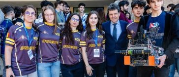 Nicuşor Dan îi felicită pe elevii români din lotul naţional de robotică, participanţi la Campionatul Mondial „FIRST Tech Challenge”, care au ocupat primele patru locuri ale competiţiei: Am fost impresionat de energia şi creativitatea lor – FOTO