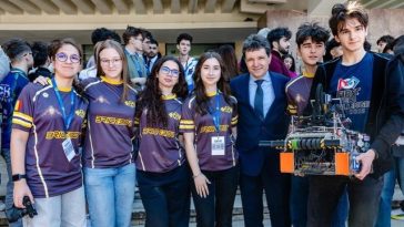 Nicuşor Dan îi felicită pe elevii români din lotul naţional de robotică, participanţi la Campionatul Mondial „FIRST Tech Challenge”, care au ocupat primele patru locuri ale competiţiei: Am fost impresionat de energia şi creativitatea lor – FOTO