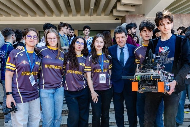 Nicuşor Dan îi felicită pe elevii români din lotul naţional de robotică, participanţi la Campionatul Mondial „FIRST Tech Challenge”, care au ocupat primele patru locuri ale competiţiei: Am fost impresionat de energia şi creativitatea lor – FOTO
