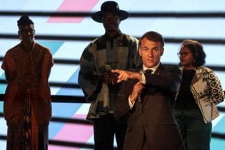 ”Este o lipsă totală de respect”, se enervează Macron pe scenă, în faţa unei săli prea zgomotoase, în timpul Summitului Africa Forward, la Universitatea din Nairobi