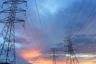 ANRE a aprobat două reglementări care vor debloca accesul producătorilor de energie la reţelele electrice/ Bolojan: Pentru că nu au existat garanţii şi termene ferme, au fost autorizate multe proiecte speculative, peste capacitatea reţelelor, blocând acce
