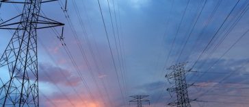 ANRE a aprobat două reglementări care vor debloca accesul producătorilor de energie la reţelele electrice/ Bolojan: Pentru că nu au existat garanţii şi termene ferme, au fost autorizate multe proiecte speculative, peste capacitatea reţelelor