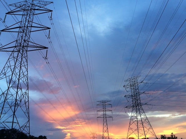 ANRE a aprobat două reglementări care vor debloca accesul producătorilor de energie la reţelele electrice/ Bolojan: Pentru că nu au existat garanţii şi termene ferme, au fost autorizate multe proiecte speculative, peste capacitatea reţelelor