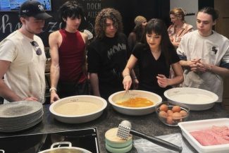 Eurovision 2026 – Alexandra Căpitănescu a învăţat să gătească celebrul Wiener Schnitzel/ FOTO