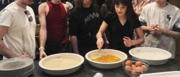 Eurovision 2026 – Alexandra Căpitănescu a învăţat să gătească celebrul Wiener Schnitzel/ FOTO