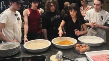 Eurovision 2026 – Alexandra Căpitănescu a învăţat să gătească celebrul Wiener Schnitzel/ FOTO