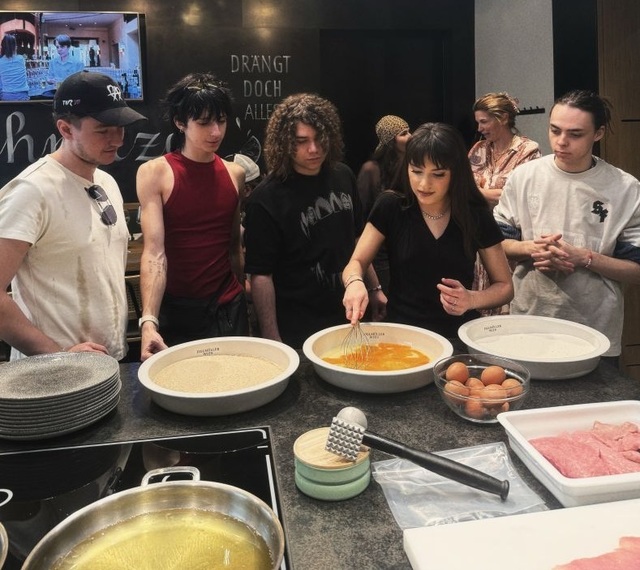 Eurovision 2026 – Alexandra Căpitănescu a învăţat să gătească celebrul Wiener Schnitzel/ FOTO
