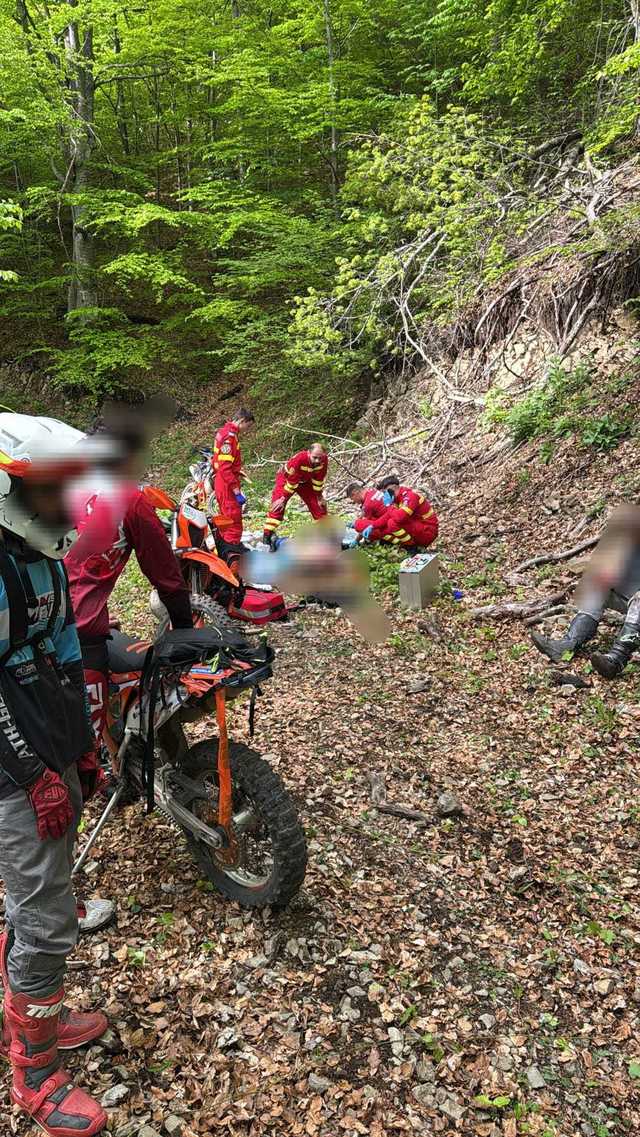 Bistriţa-Năsăud: Tânăr de 19 ani, care făcea enduro, mort după ce a căzut cu motocicleta într-o prăpastie