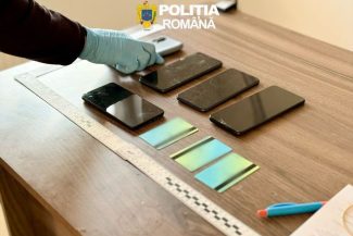 Dâmboviţa: Percheziţii la locuinţele a cinci persoane, într-un caz de înşelăciune, fals informatic şi fals de identitate/ Un tânăr este acuzat că a înşelat peste 100 de persoane cu spaţii de cazare fictive/ Prejudiciul, peste 100.000 de lei – VIDEO