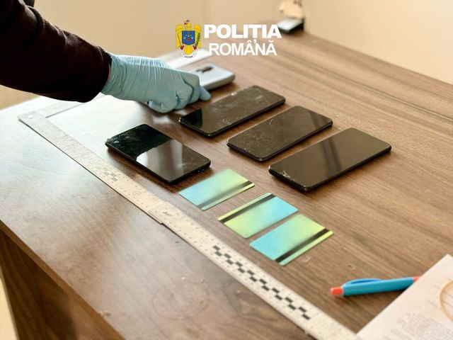 Dâmboviţa: Percheziţii la locuinţele a cinci persoane, într-un caz de înşelăciune, fals informatic şi fals de identitate/ Un tânăr este acuzat că a înşelat peste 100 de persoane cu spaţii de cazare fictive/ Prejudiciul, peste 100.000 de lei – VIDEO