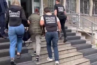 Botoşani: Femeie reţinută după ce a sesizat, în mod nereal, că a fost abordată pe stradă de un necunoscut îmbrăcat în poliţist/ Ea ar fi încercat să justifice astfel în faţa familiei lipsa sumei de 60 de lei