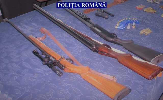 Bihor: Treisprezece presupuşi braconieri au fost trimişi în judecată pentru mai multe infracţiuni/ Aceştia ar fi vânat inclusiv specii protejate şi ar fi folosit câini pentru atacarea şi schingiuirea vânatului, în perimetre închise