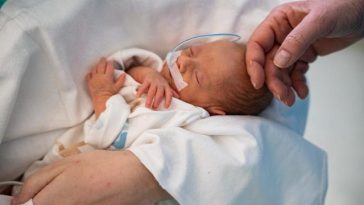 Salvaţi Copiii: Rata mortalităţii infantile a crescut din nou în România, după zece ani de relativă stagnare. România, printre statele UE cu cel mai mic procent alocat sănătăţii publice – FOTO