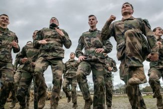 Forţele terestre franceze au primit 2.300 de cereri de înrolare de la tineri pentru cele 1.800 de locuri în cadrul serviciului naţional lansat de Macron