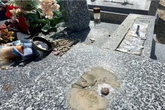 Doi români, inculpaţi cu privire la profanarea unor morminte în 15 cimitire în nordul Franţei şi furtul a zeci de statuete şi ornamente de bronz, un prejudiciu estimat la până la 25.000 €