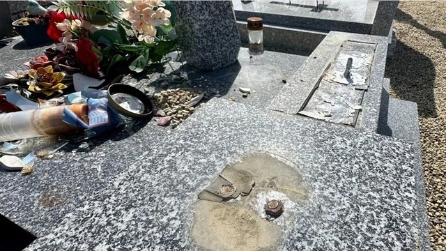 Doi români, inculpaţi cu privire la profanarea unor morminte în 15 cimitire în nordul Franţei şi furtul a zeci de statuete şi ornamente de bronz, un prejudiciu estimat la până la 25.000 €