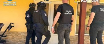 Poliţia de Frontieră: 26 de percheziţii în şase judeţe la o grupare specializată în contrabandă cu ţigări şi trafic internaţional de droguri din care făceau parte şi cetăţeni sârbi / Au fost confiscate peste trei milioane de ţigarete de contrabandă