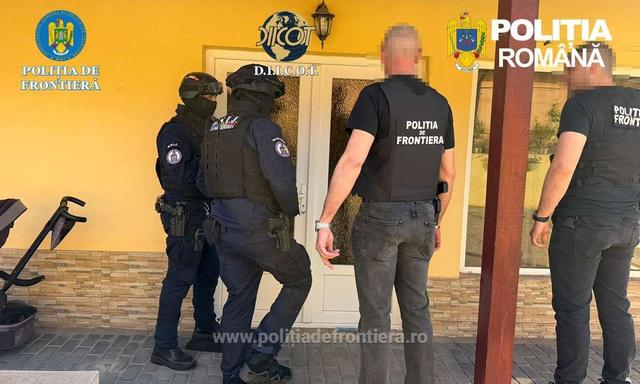 Poliţia de Frontieră: 26 de percheziţii în şase judeţe la o grupare specializată în contrabandă cu ţigări şi trafic internaţional de droguri din care făceau parte şi cetăţeni sârbi / Au fost confiscate peste trei milioane de ţigarete de contrabandă