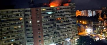 Dronă prăbuşită la Galaţi – Alimentarea cu curent a scării afectate a fost reluată / Se lucrează pentru alimentarea cu gaz / Locatarii se pot întoarce în imobil, mai puţin cei din apartamentul afectat, care oricum sunt încă în spital
