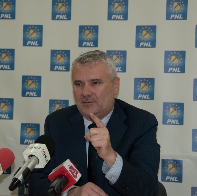 MOŢIUNE DE CENZURĂ – Gigel Ştirbu (PNL): Domnule Simion, aţi spus că Bolojan a făcut diverse tăieri, iar dumneavoastră astăzi bateţi palma cu cei care au fost parte la aceste decizii
