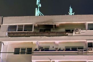 Dronă prăbuşită în Galaţi – Prefectura: Persoanele care solicită cazare temporară, relocate într-un imobil pus la dispoziţie de Primărie/ Se vor lua măsuri pentru punerea în siguranţă a acoperişului şi se va face o expertiză tehnică