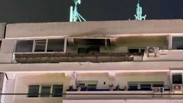 Dronă prăbuşită în Galaţi – Prefectura: Persoanele care solicită cazare temporară, relocate într-un imobil pus la dispoziţie de Primărie/ Se vor lua măsuri pentru punerea în siguranţă a acoperişului şi se va face o expertiză tehnică