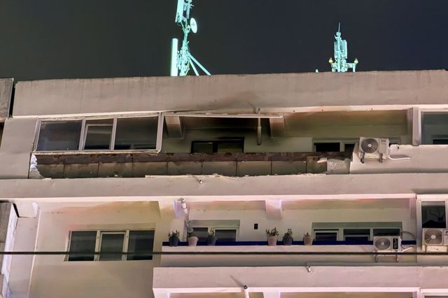 Dronă prăbuşită în Galaţi – Prefectura: Persoanele care solicită cazare temporară, relocate într-un imobil pus la dispoziţie de Primărie/ Se vor lua măsuri pentru punerea în siguranţă a acoperişului şi se va face o expertiză tehnică