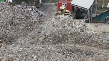 Braşov: Anchetatorii cer arestarea preventivă a două persoane şi interdicţia privind dizolvarea unei firme în dosarul privind îngroparea ilegală a sute de tone de deşeuri provenite din construcţii