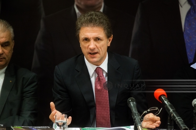 Ultraşii Farului, mesaj dur pentru Popescu şi Chiţac: Dacă nu reuşiţi să vă treziţi, măcar aveţi onoarea să plecaţi / Gheorghe Popescu: Nu am fugit niciodată de responsabilitate şi nu mă voi ascunde nici acum
