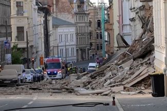 Două tinere românce sunt date dispărute în urma prăbuşirii unui bloc de locuinţe în estul Germaniei