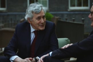 Fostul premier Gordon Brown se întoarce la Downing Street, de data aceasta în calitate de consilier al lui Keir Starmer. După eşecurile electorale suferite, actualul premier se întoarce către figuri respectate ale laburiştilor