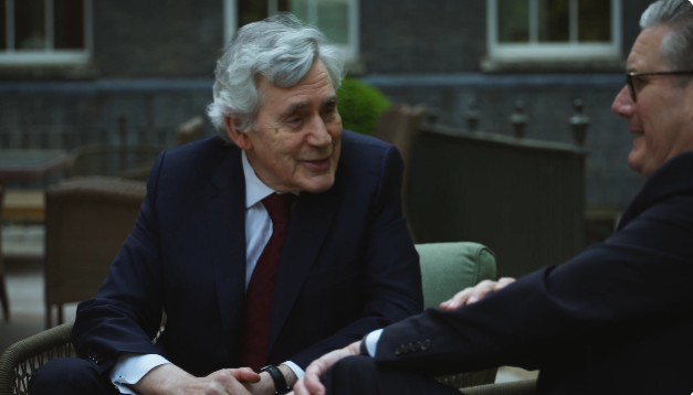 Fostul premier Gordon Brown se întoarce la Downing Street, de data aceasta în calitate de consilier al lui Keir Starmer. După eşecurile electorale suferite, actualul premier se întoarce către figuri respectate ale laburiştilor