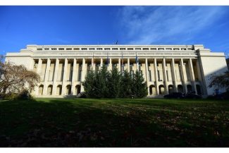 Palatul Victoria, iluminat sâmbătă în culorile Uniunii Europene/ Guvern: România este astăzi mai puternică, mai sigură, are mai multe oportunităţi de dezvoltare şi progres pentru că este membră a Uniunii Europene