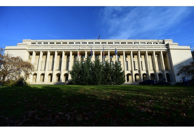 Palatul Victoria, iluminat sâmbătă în culorile Uniunii Europene/ Guvern: România este astăzi mai puternică, mai sigură, are mai multe oportunităţi de dezvoltare şi progres pentru că este membră a Uniunii Europene