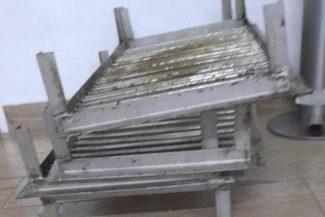 Două persoane, prinse furând grătarele metalice din componenţa unei fântâni arteziene din Râmnicu Vâlcea