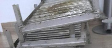 Două persoane, prinse furând grătarele metalice din componenţa unei fântâni arteziene din Râmnicu Vâlcea