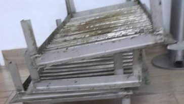 Două persoane, prinse furând grătarele metalice din componenţa unei fântâni arteziene din Râmnicu Vâlcea