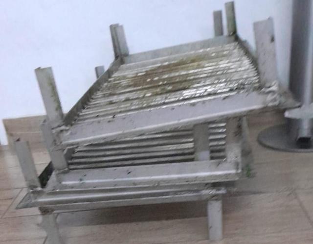 Două persoane, prinse furând grătarele metalice din componenţa unei fântâni arteziene din Râmnicu Vâlcea