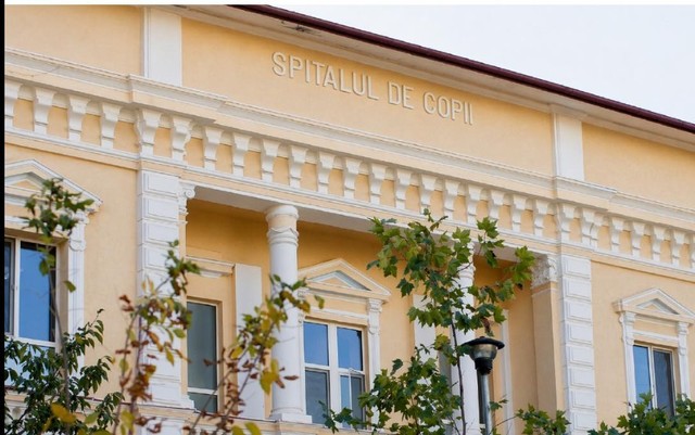 Maraton de 11 ore pentru cel mai mic copil care a beneficiat de transplant hepatic la Spitalul ”Grigore Alexandrescu”.  Medic din echipa care a făcut operaţia: A fost mai complicat pentru că vasele sunt de calibru mult redus. Ce urmează