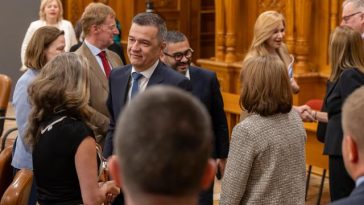 Grindeanu reafirmă, în faţa ambasadorilor europeni, susţinerea ”în mare” pentru SAFE, PNRR, OCDE şi politica fiscală agreată, subliniind că ”pot să existe nuanţe şi abordări diferite din partea partidelor”