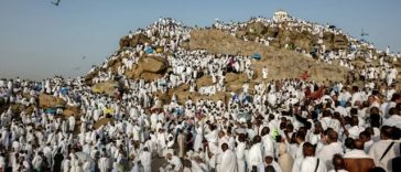 Credincioşi musulmani se roagă pe Muntele Arafat, o etapă-far a marelui pelerinaj de la Meca, la o temperatură de 45°C