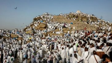 Credincioşi musulmani se roagă pe Muntele Arafat, o etapă-far a marelui pelerinaj de la Meca, la o temperatură de 45°C