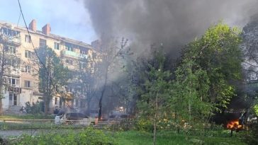 Cel puţin cinci morţi şi cinci răniţi în estul Ucrainei, într-un bombardament rus în centrul oraşului Hramatorsk, anunţă Zelenski