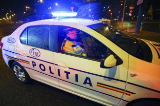 Constanţa: Doi bărbaţi care mergeau pe stradă au fost bătuţi de doi indivizi care au coborât dintr-o maşină / Agresorii au reuşit să fugă şi sunt căutaţi de poliţie