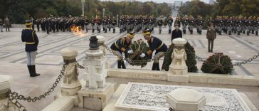 Ziua Eroilor – Nicuşor Dan: Lor le datorăm România modernă, o ţară care şi-a câştigat cu demnitate locul în marea familie europeană / Ilie Bolojan: Au pus binele ţării mai presus de propria viaţă şi ne amintim că sacrificiul lor a făcut posibil prezentul