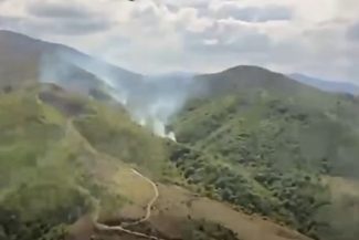 Caraş Severin: Incendiu de vegetaţie uscată şi păşune împădurită, în comuna Slatina-Timiş, într-o zonă greu accesibilă. Intervin zeci de pompieri, dar şi un elicopter dotat cu sistem de stingere  – FOTO, VIDEO